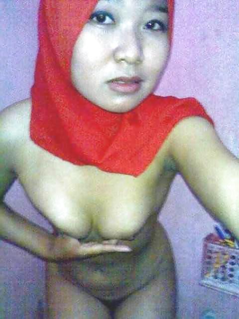 12P Tudung Suka Posing Tetek & Bogel
