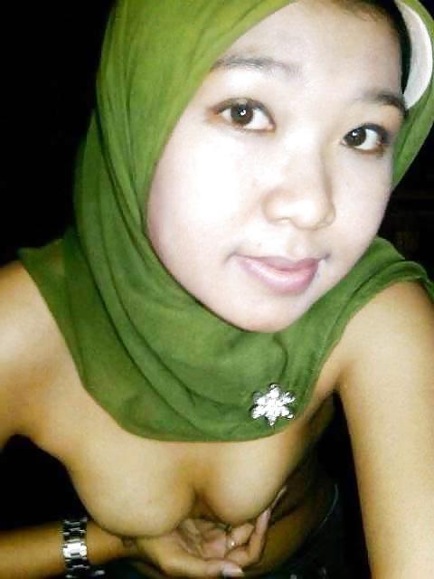 12P Tudung Suka Posing Tetek & Bogel