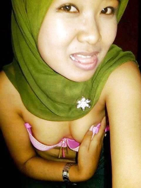 12P Tudung Suka Posing Tetek & Bogel