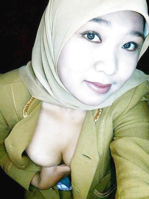 12P Tudung Suka Posing Tetek & Bogel