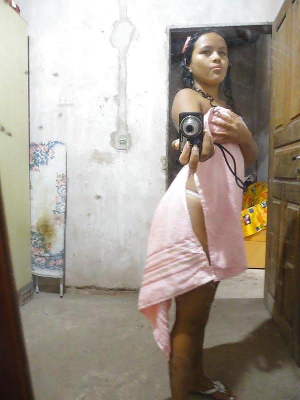 25P Poor Brazillian Girl have fun with new camera