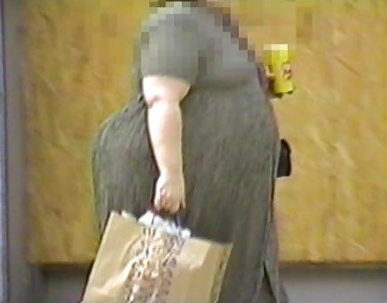 25P Candid bbw mature women 
