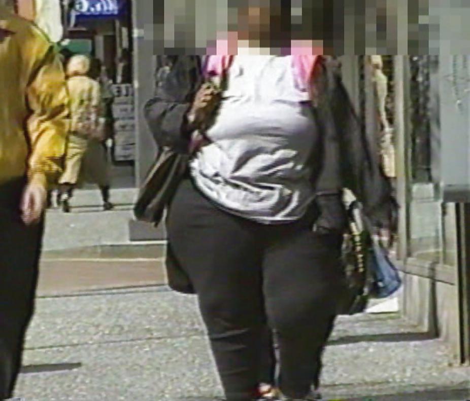 25P Candid bbw mature women 