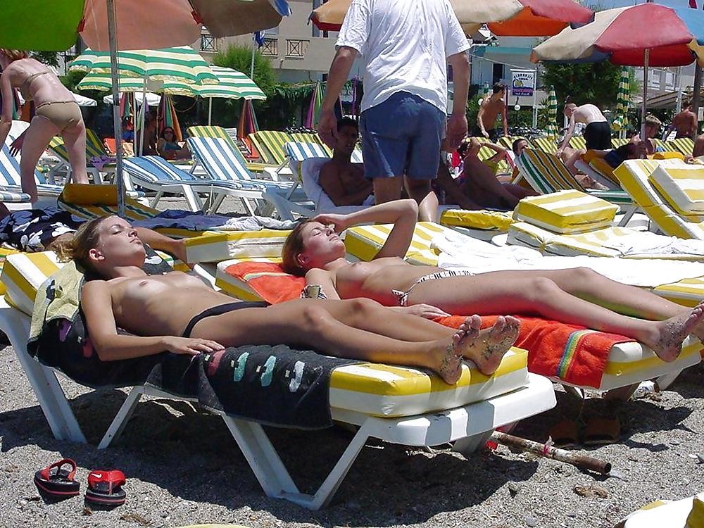 25P Tits Sunbathing Time 