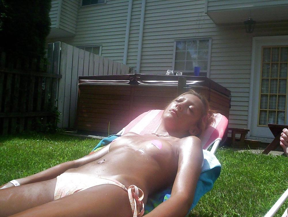 25P Tits Sunbathing Time 