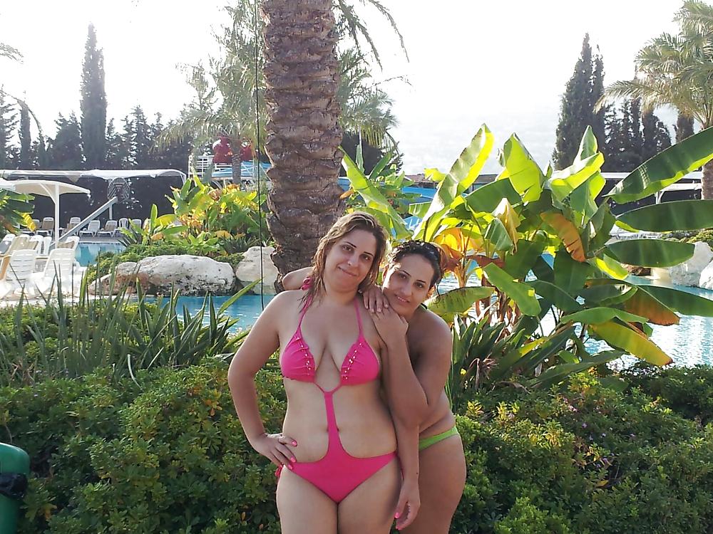 8P Friends by the pool