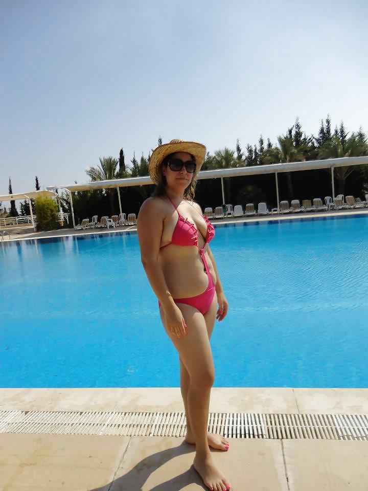8P Friends by the pool