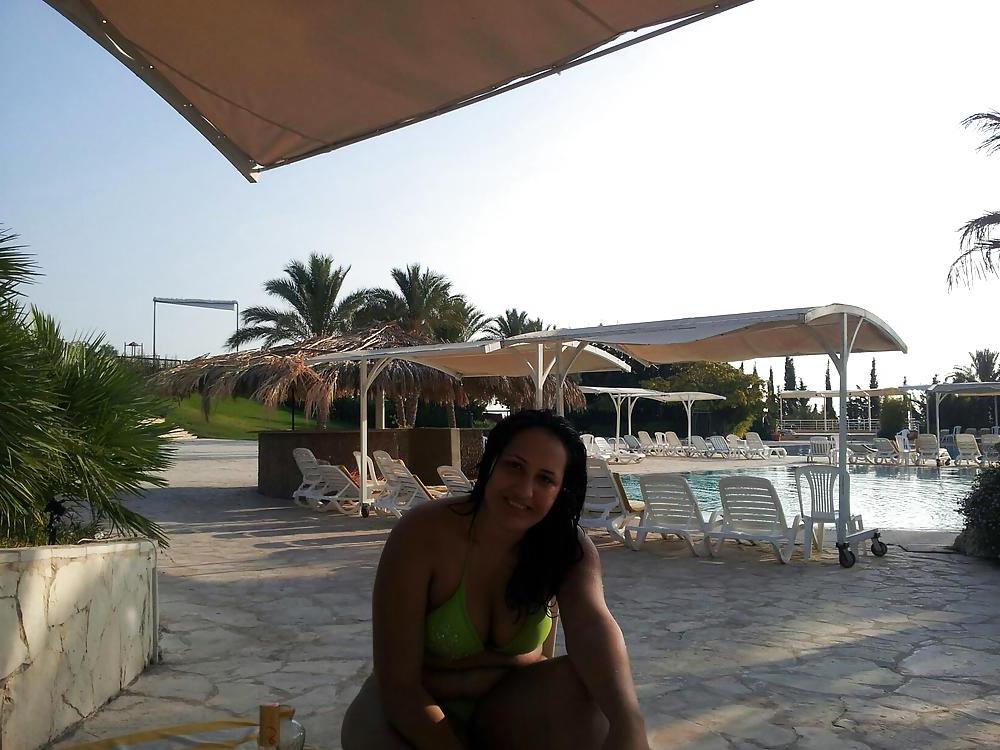 8P Friends by the pool