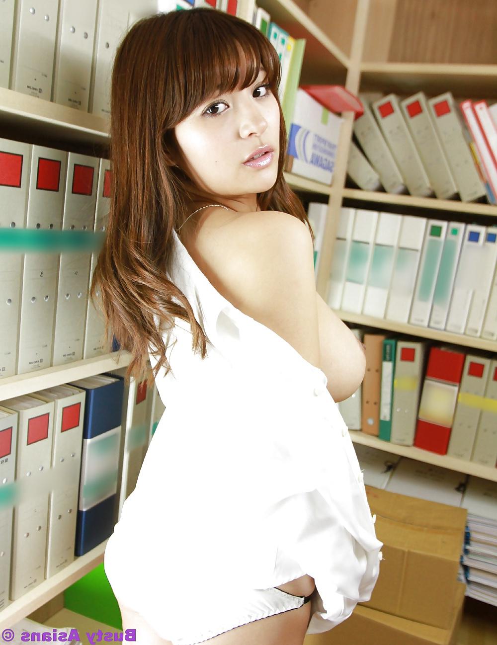 16P Megu Fujiura posig her big tits