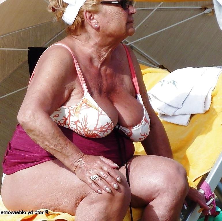 20P Mature women in bikini 7.