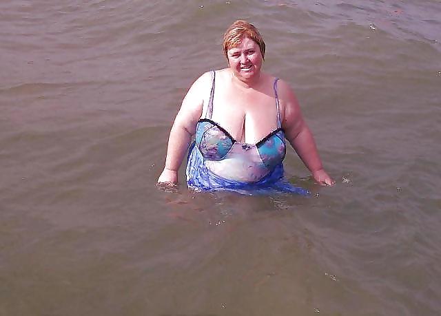 20P Mature women in bikini 7.
