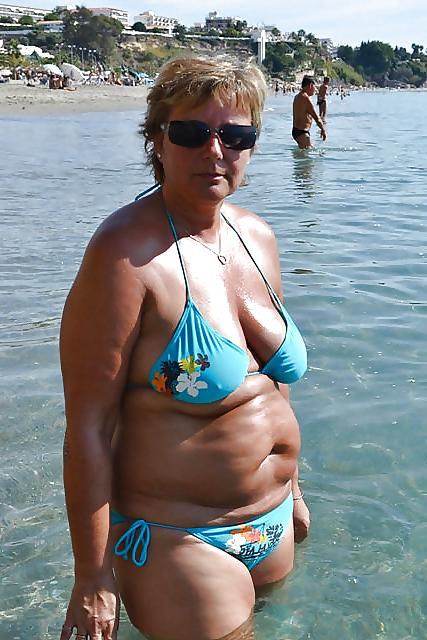20P Mature women in bikini 7.