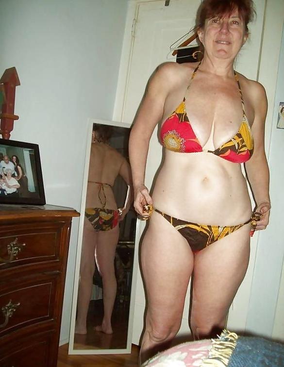 20P Mature women in bikini 7.