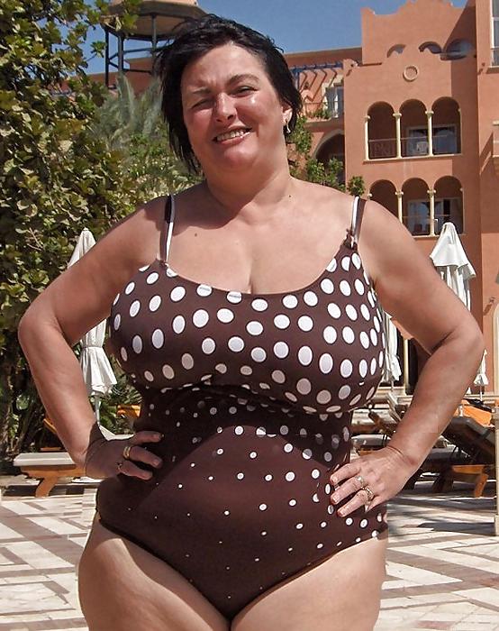 20P Mature women in bikini 7.