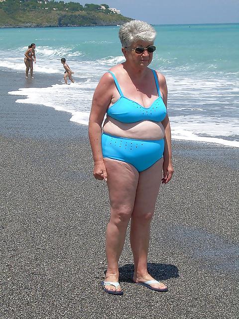 20P Mature women in bikini 7.