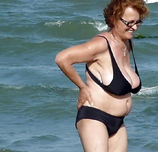 20P Mature women in bikini 7.