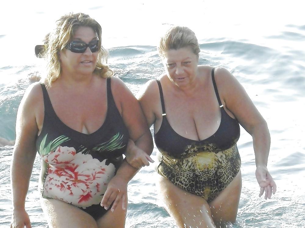 20P Mature women in bikini 7.