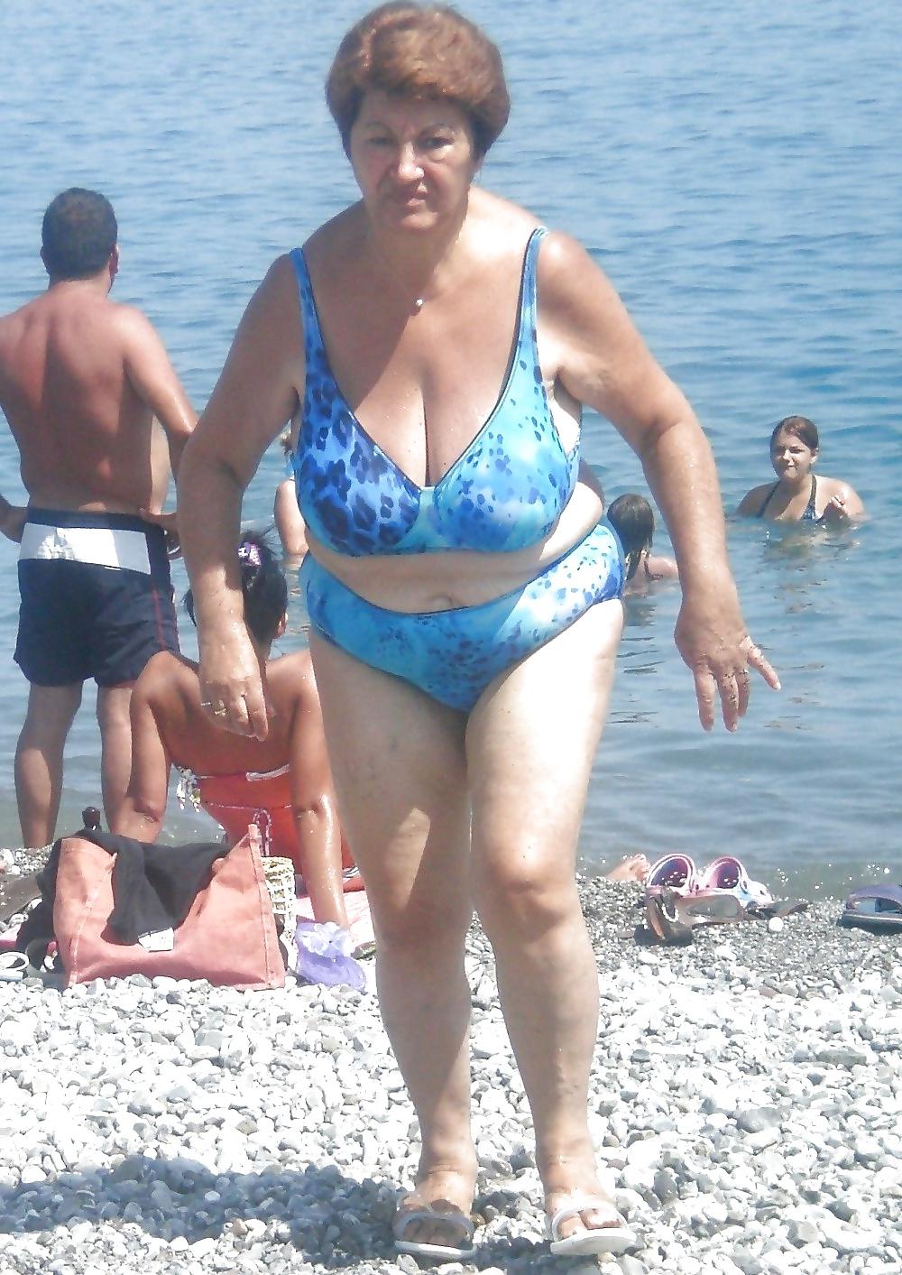 20P Mature women in bikini 7.