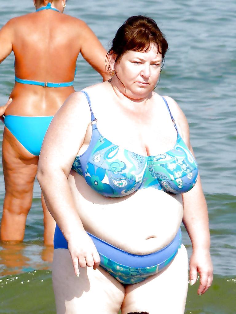 20P Mature women in bikini 7.
