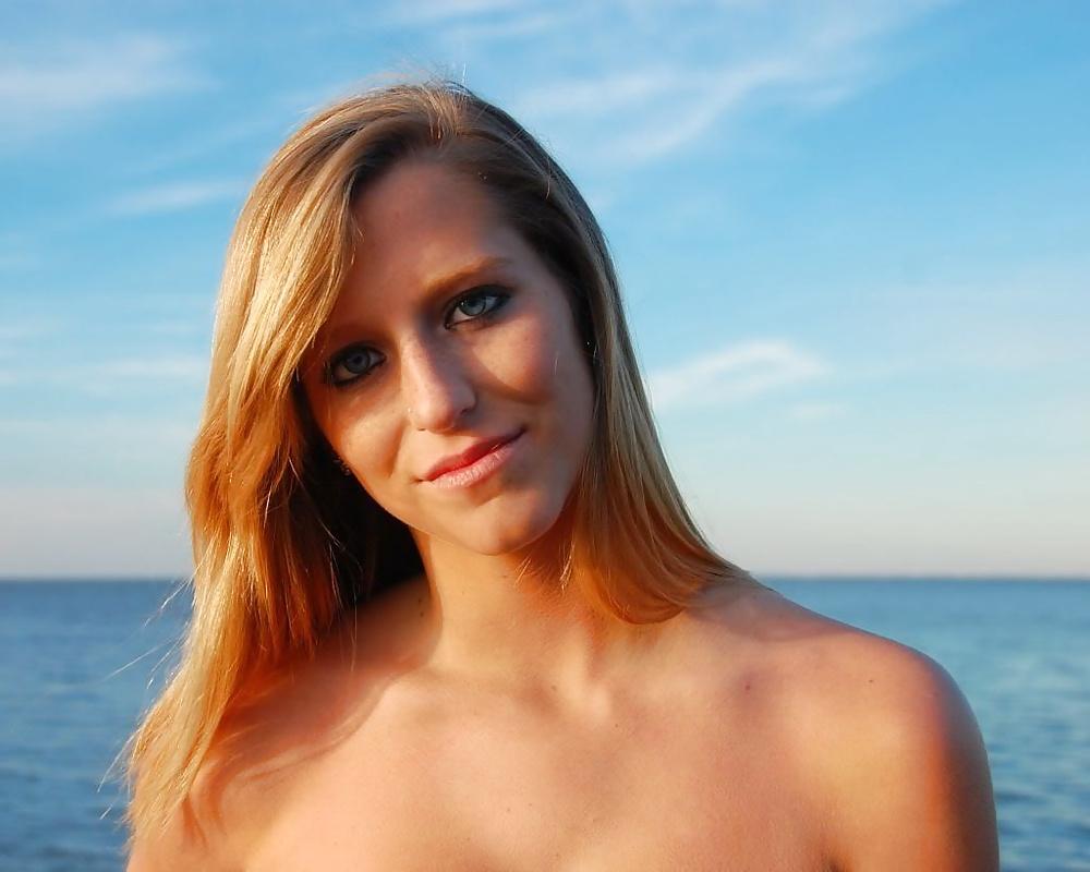 25P Maryland college student Like To Pose Indoor Outdoor