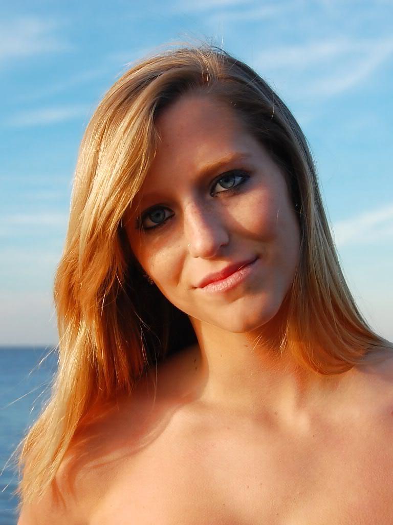 25P Maryland college student Like To Pose Indoor Outdoor