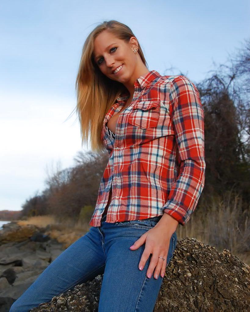 25P Maryland college student Like To Pose Indoor Outdoor