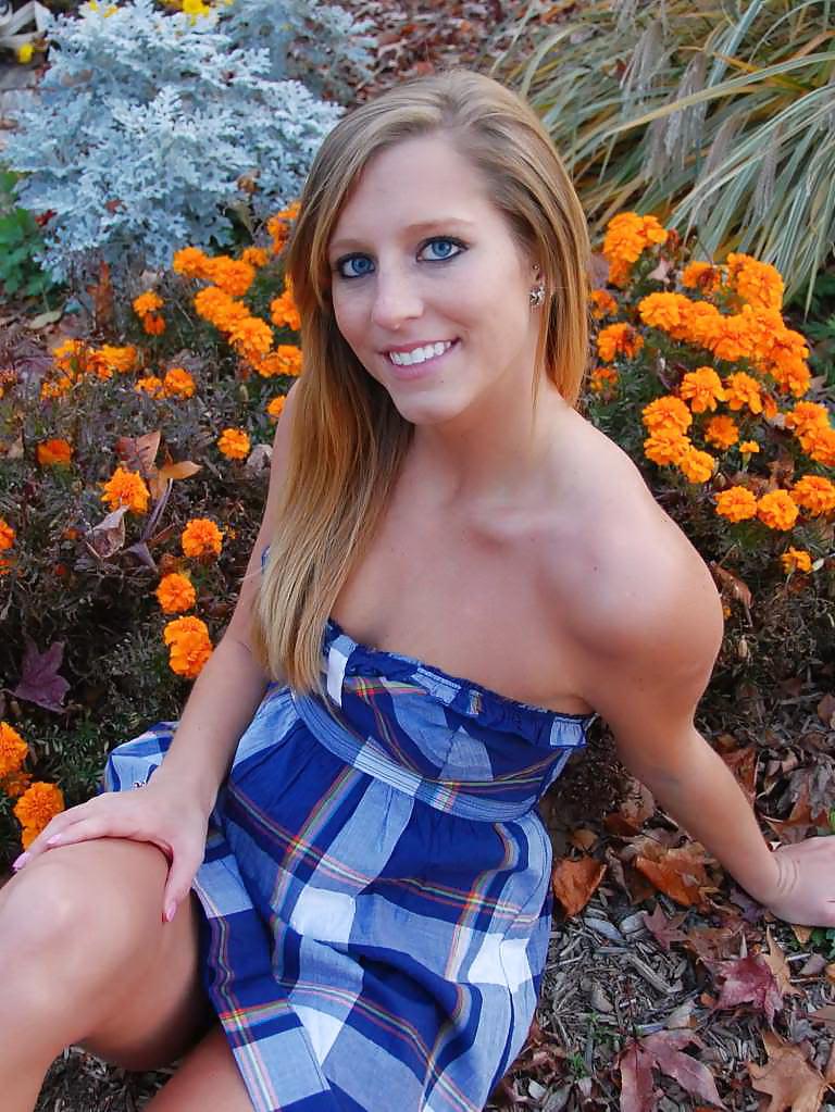 25P Maryland college student Like To Pose Indoor Outdoor