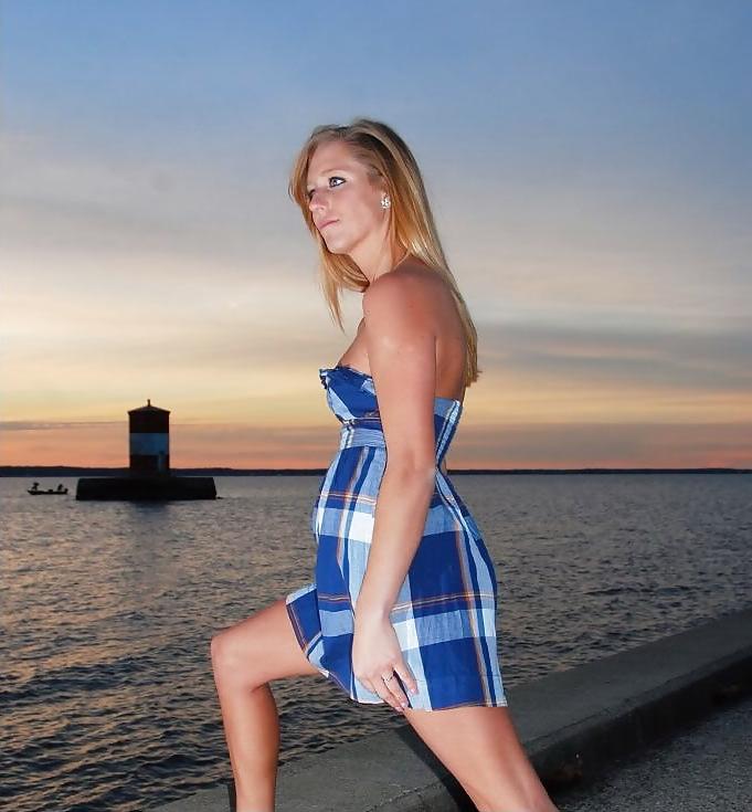 25P Maryland college student Like To Pose Indoor Outdoor