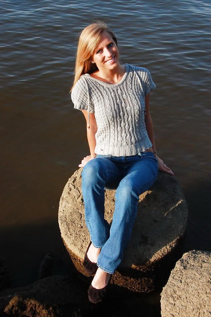 25P Maryland college student Like To Pose Indoor Outdoor