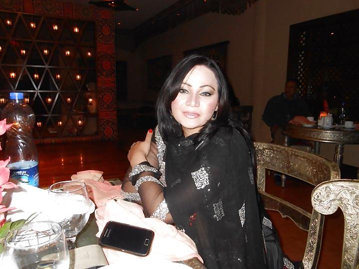 25P Paki diya ali sexy stage dancer