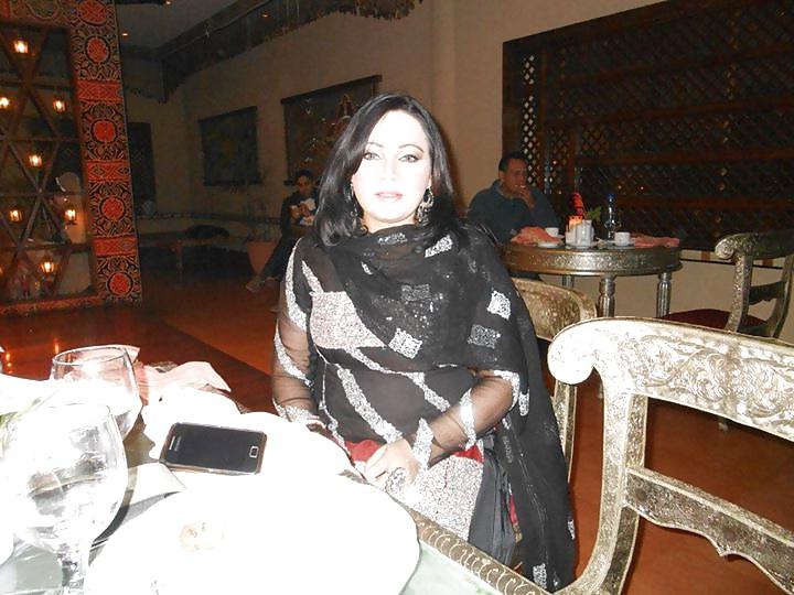 25P Paki diya ali sexy stage dancer