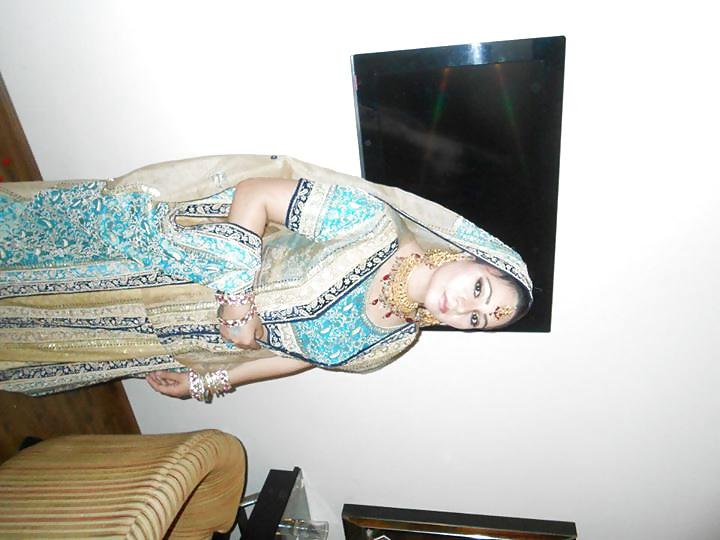 25P Paki diya ali sexy stage dancer