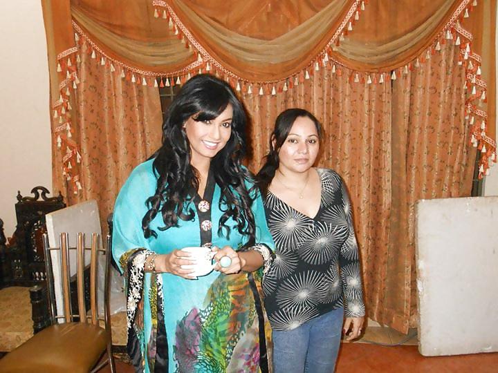 25P Paki diya ali sexy stage dancer