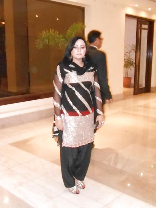 25P Paki diya ali sexy stage dancer