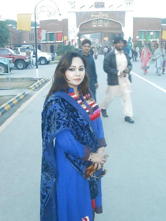 25P Paki diya ali sexy stage dancer