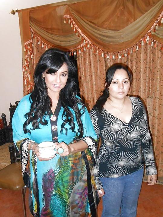 25P Paki diya ali sexy stage dancer