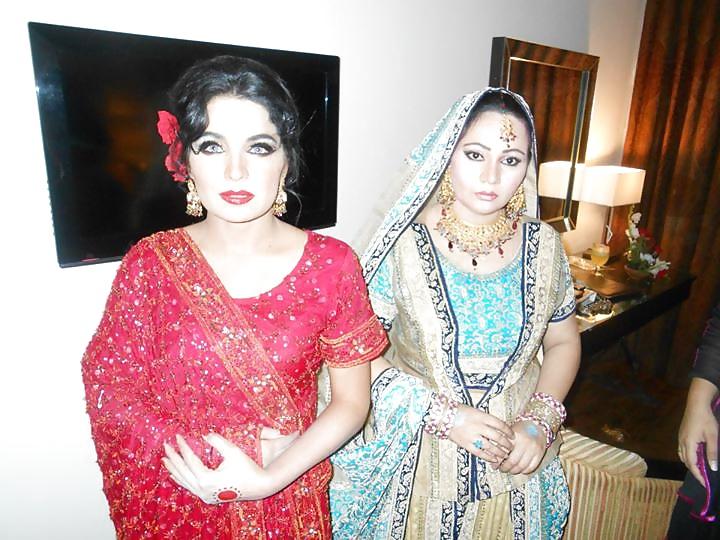 25P Paki diya ali sexy stage dancer
