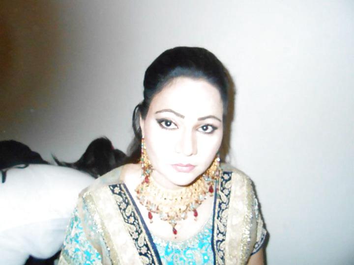 25P Paki diya ali sexy stage dancer
