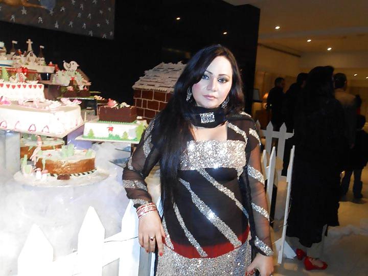 25P Paki diya ali sexy stage dancer