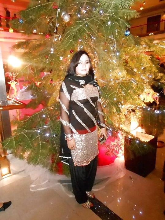 25P Paki diya ali sexy stage dancer
