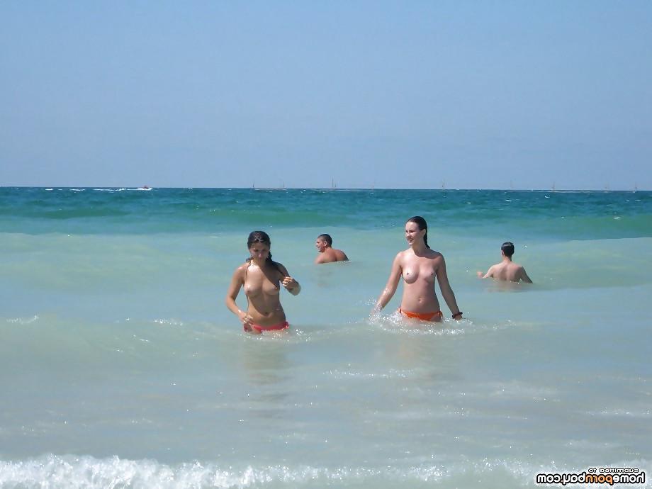 25P Girls love sunbathing topless