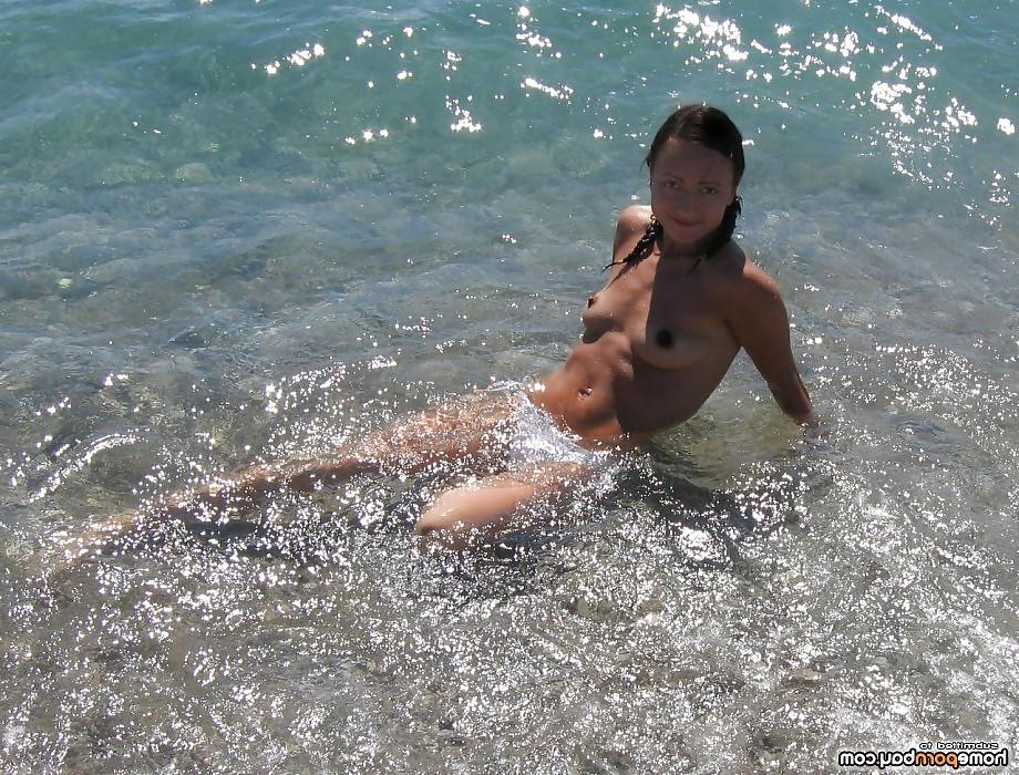 25P Girls love sunbathing topless