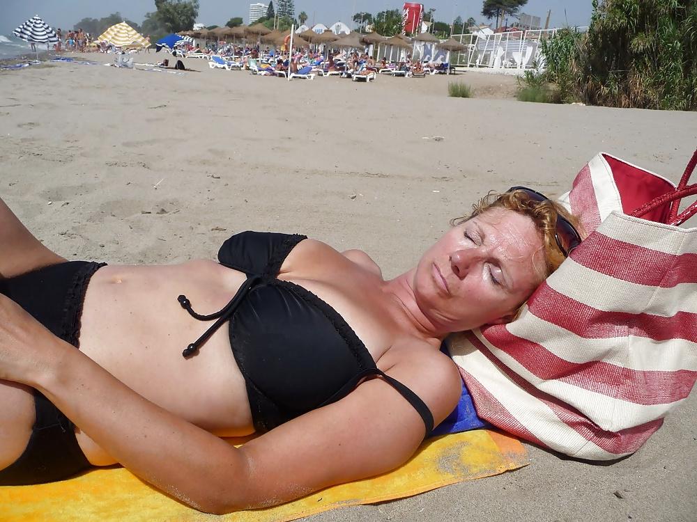 20P Mature women in bikini 6.