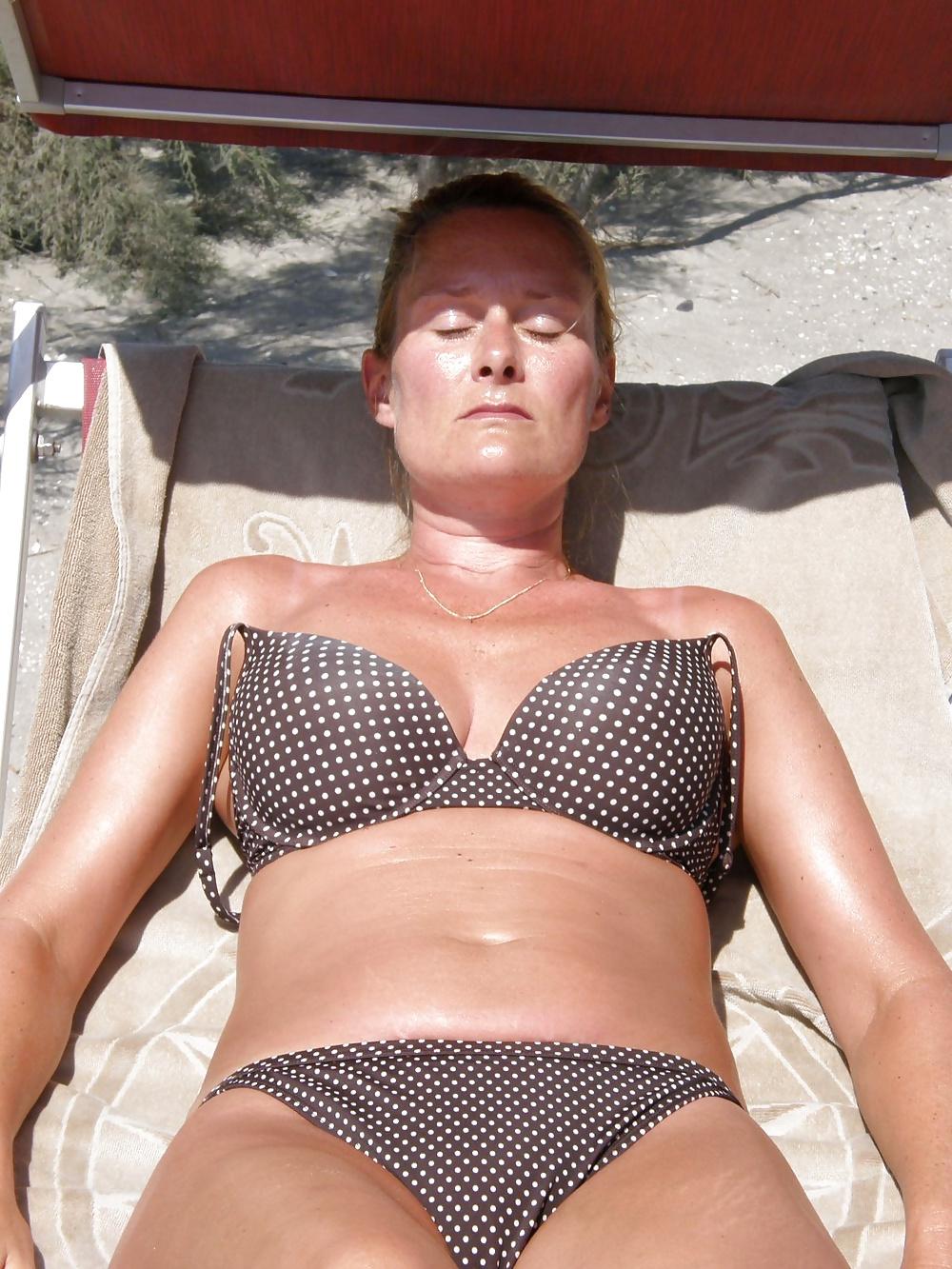 20P Mature women in bikini 6.