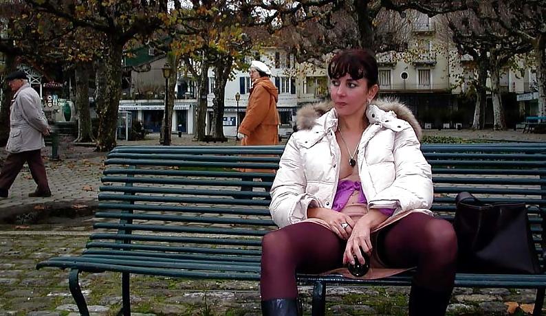 25P 123 - FRENCH NADINE inserting a bottle in public 2002