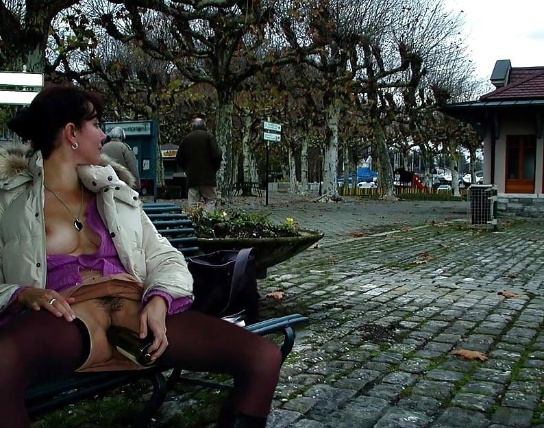 25P 123 - FRENCH NADINE inserting a bottle in public 2002
