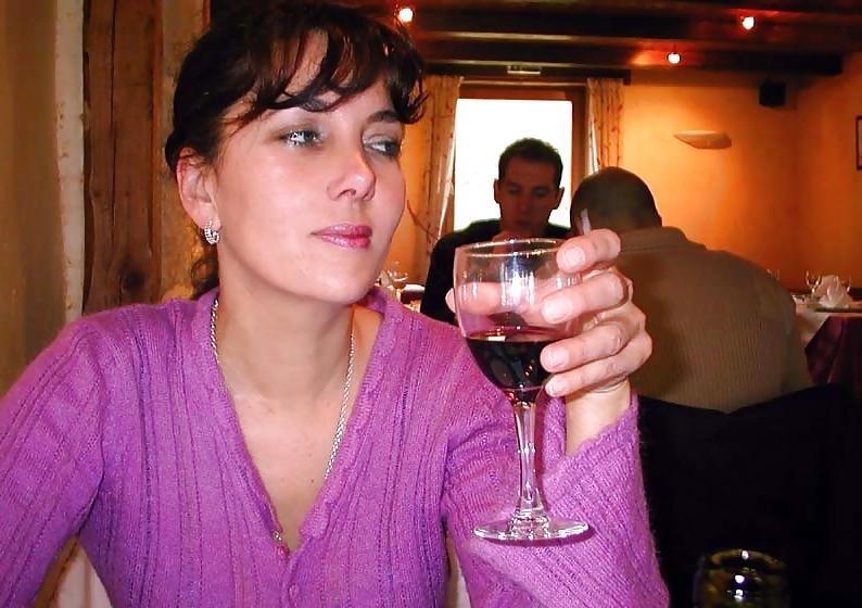 25P 123 - FRENCH NADINE inserting a bottle in public 2002