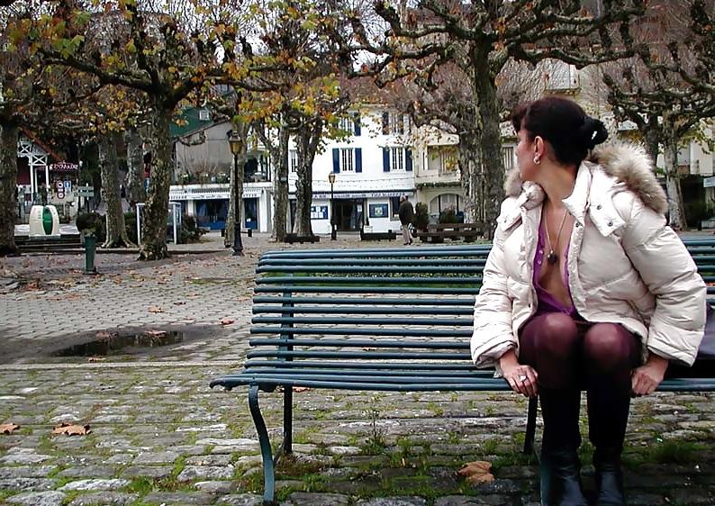 25P 123 - FRENCH NADINE inserting a bottle in public 2002