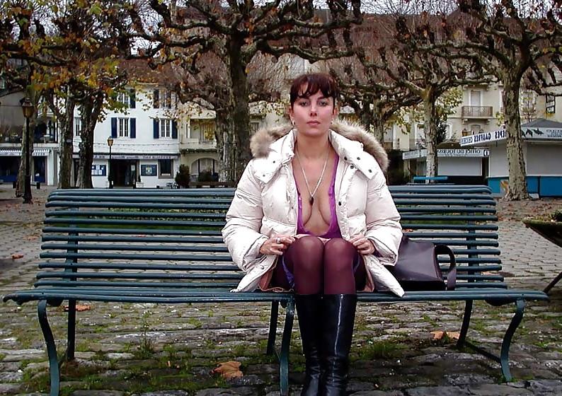25P 123 - FRENCH NADINE inserting a bottle in public 2002