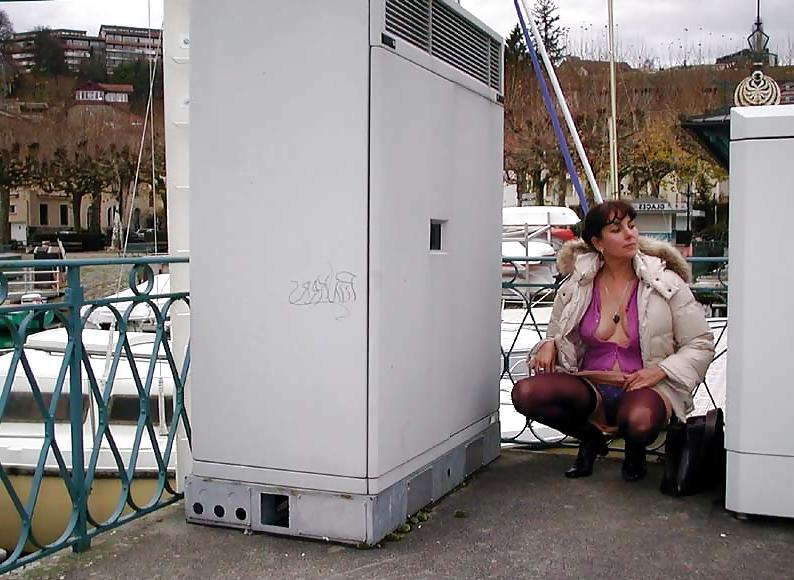 25P 123 - FRENCH NADINE inserting a bottle in public 2002